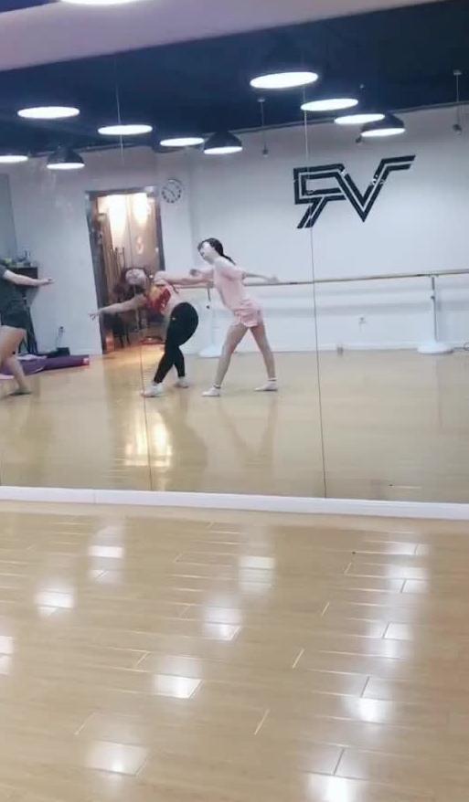 舞蹈吃瓜表演视频,一场别开生面的舞蹈吃瓜盛宴