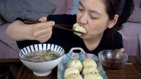 下雨天吃瓜寒酸视频搞笑,一场别开生面的搞笑雨中吃瓜秀