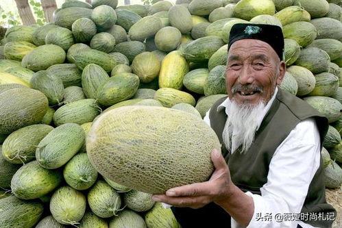 在新疆吃哈密瓜视频真实,甜蜜滋味，视觉盛宴