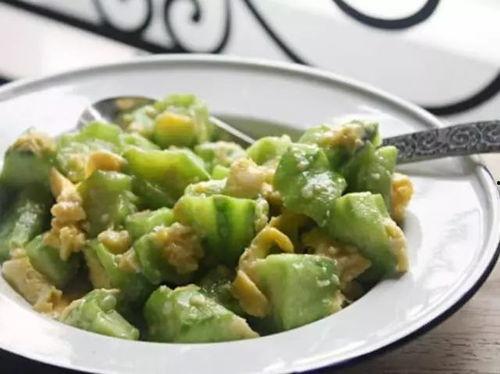 三个人吃瓜视频,揭秘三人吃瓜视频背后的精彩瞬间